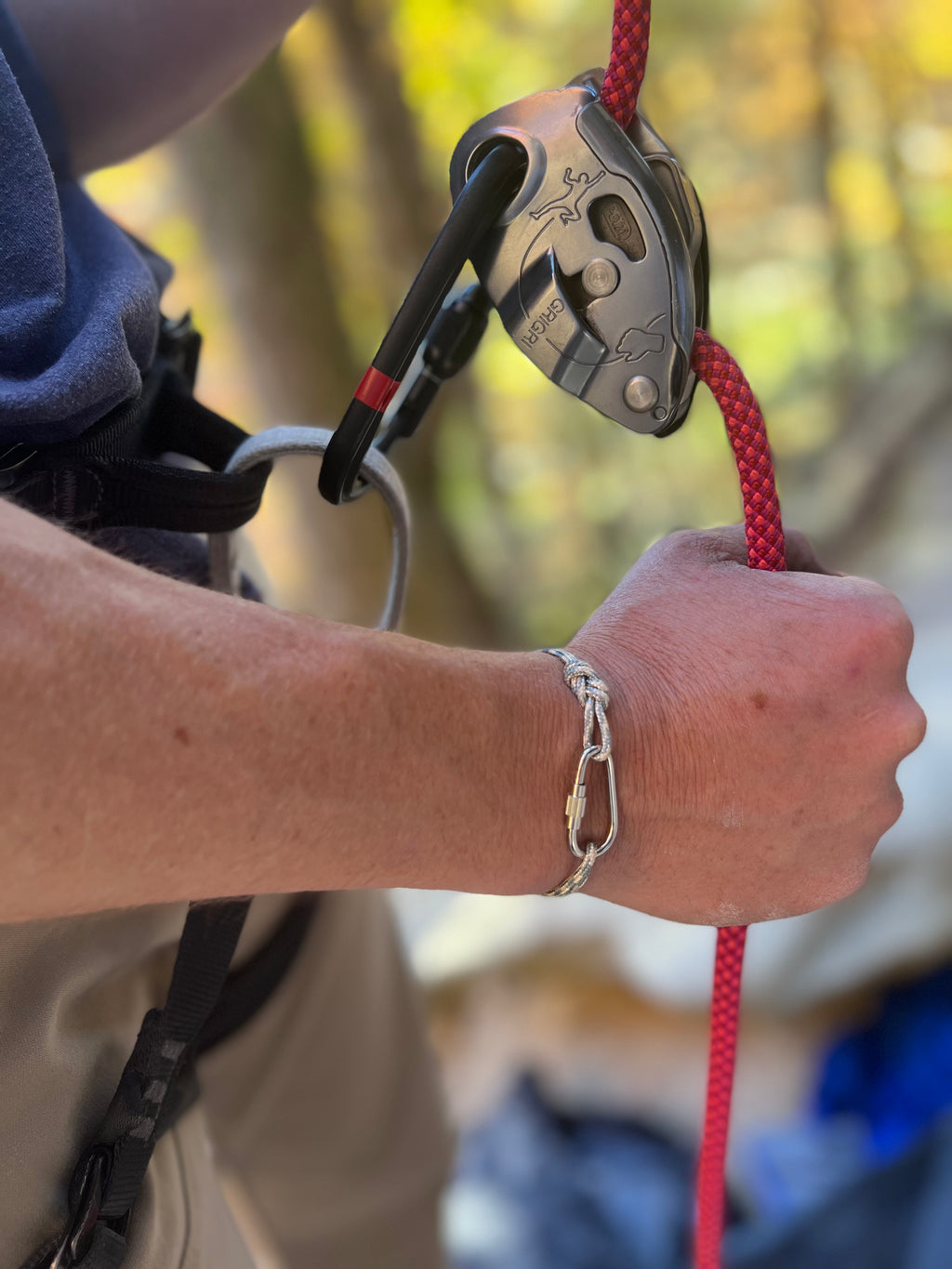 Handmade paracord carabiner bracelet with a figure eight knot (photo 2 of 11)