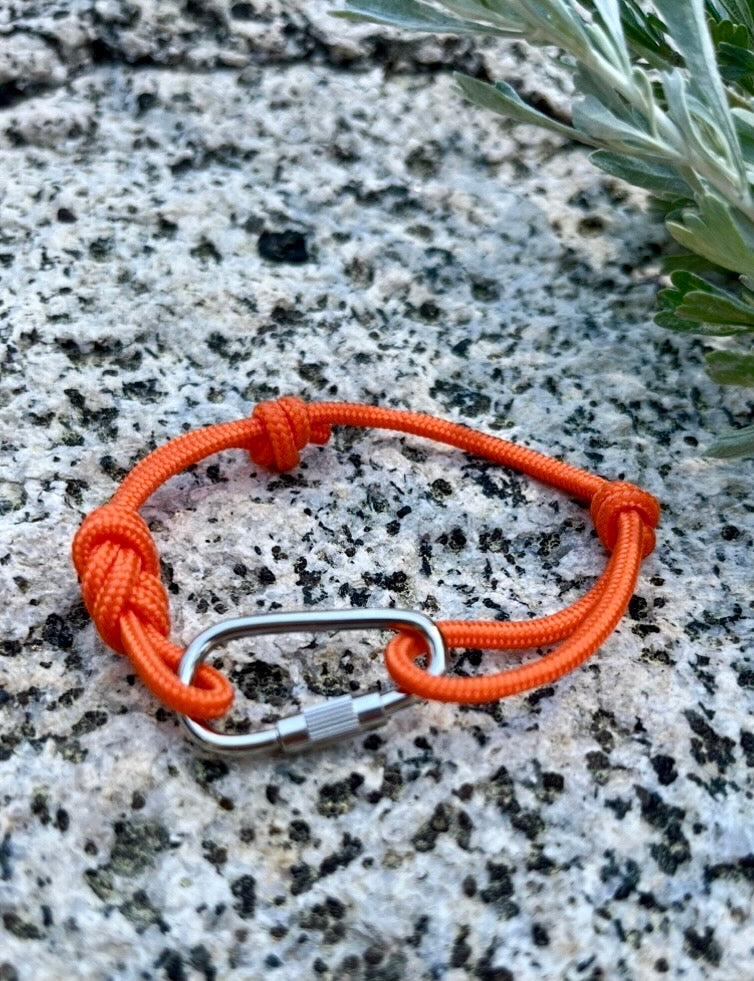 Handmade paracord carabiner bracelet with a figure eight knot (photo 9 of 11)