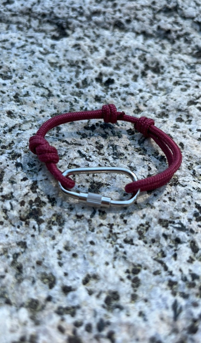 Handmade paracord carabiner bracelet with a figure eight knot (photo 7 of 11)